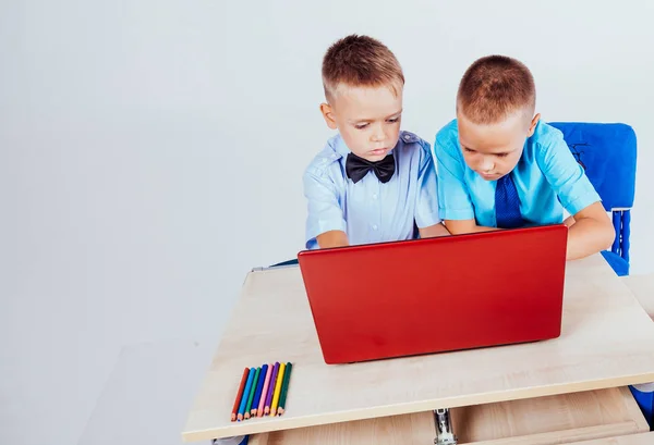 インターネット上のコンピューターには、男の子の学校のレッスン — ストック写真