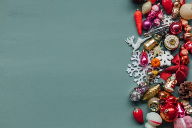 Noel süslemeleri Noel oyuncakları Yeni yıl hediyeleri tatil yeşili arka plan