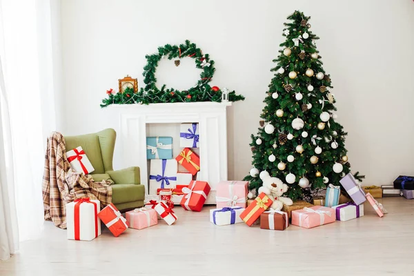 Albero di Natale con regali nel nuovo anno arredamento interno invernale — Foto Stock