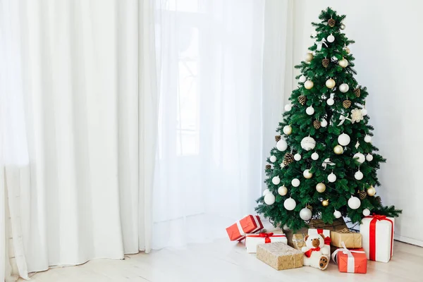 Árvore de Natal com presentes feriado ano novo decoração de interiores como fundo — Fotografia de Stock