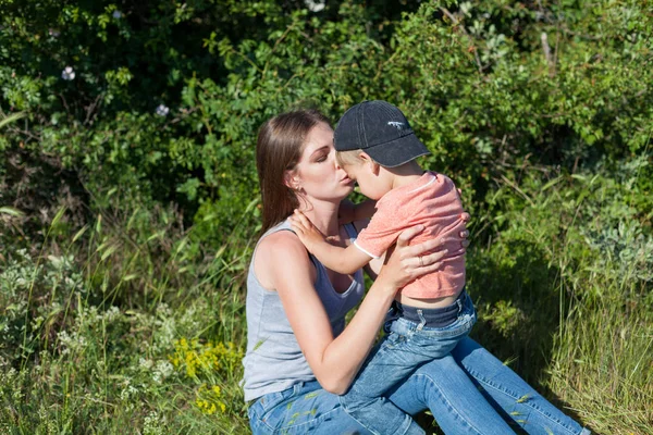 Belle maman avec son fils sur un pique-nique repos dans la nature — Photo