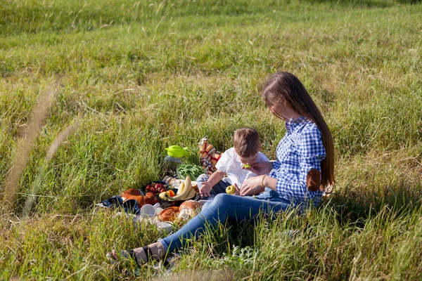 Piękna mama z synem na pikniku w przyrodzie — Zdjęcie stockowe