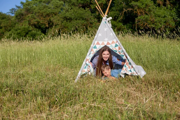 Schöne Mutter mit ihrem Sohn bei einem Picknick in der Natur — Stockfoto