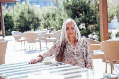 Plaj Restoran kahve oturan sarışın kız