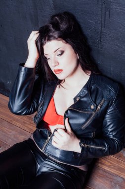 Oda katta oturan şişman kız