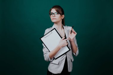 Yeşil tahta işleriyle uğraşan bir öğretmen.