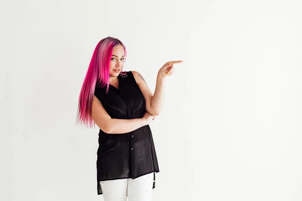 Дівчина з рожевим волоссям рука до — стокове фото