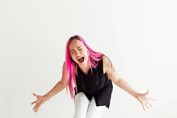 La ragazza con i capelli rosa sta urlando isterica — Foto Stock
