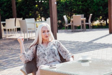 Plaj Restoran kahve içenlere oturan sarışın kız