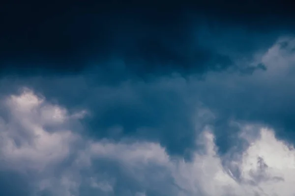 Tmavě šedé mraky špatného počasí před deštěm — Stock fotografie