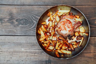 bir tablo üzerinde et ve patates tava ile akşam yemeği kızarmış