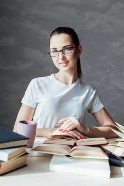 Kız sınavları ve okuma kitapları için hazırlama Kitaplığı'nda