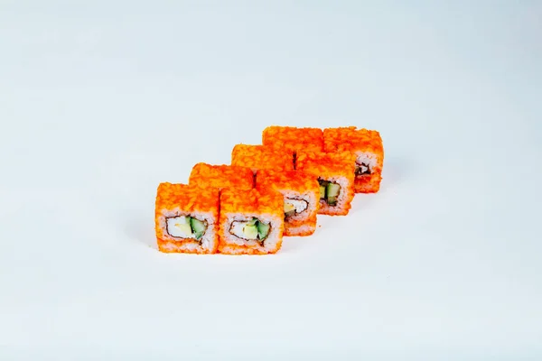 Japansk mat Sushi rullar med fisk på vit bakgrund — Stockfoto