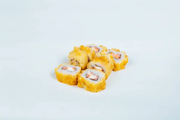 Японські страви суші рулонах з рибою на білому фоні — стокове фото