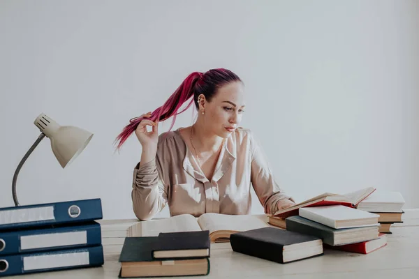 Chica Con Pelo Carmesí Sentado Una Mesa Leyendo Libro — Foto de Stock