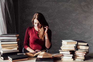 gönüllülük a kitap kütüphanede kız sınava hazırlanıyor