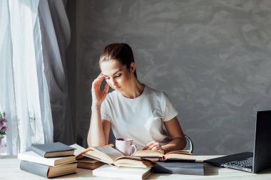 Kız işleri bilgisayarda kitap okur