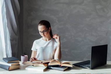 Kız işleri bilgisayarda bir kütüphanede okuma kitap