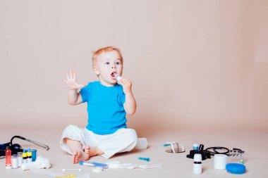 Çocuk hastanede doktorda oynuyor.