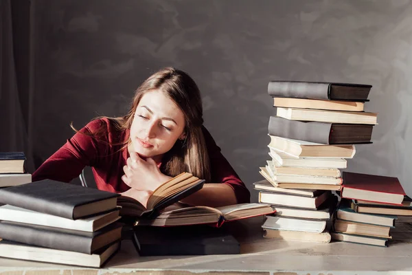 Libro de lectura chica se prepara para el examen en la biblioteca — Foto de Stock