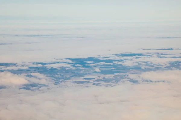 Nubes al atardecer desde el plano en el cielo paisaje — Foto de Stock
