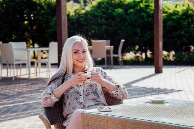 Plaj Restoran kahve içenlere oturan sarışın kız