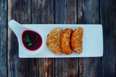 kırıntıları kızılcık soslu kızarmış peynir