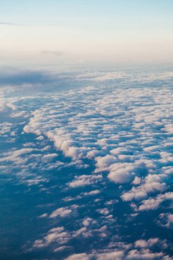 günbatımı manzara, bulutların üzerinde uçan bir uçak üzerinden