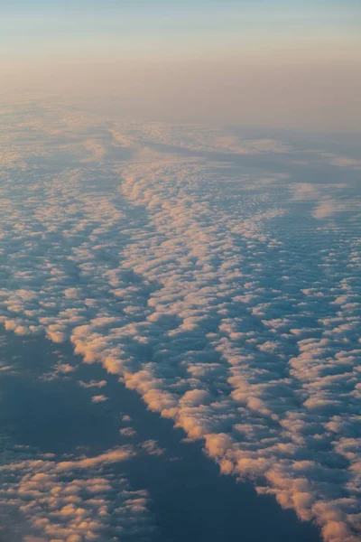 Nuages au coucher du soleil de l'avion dans le paysage du ciel — Photo
