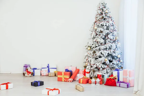Λευκό Χριστουγεννιάτικο δέντρο νέα χρονιά παρουσιάζει διακοπές — Φωτογραφία Αρχείου