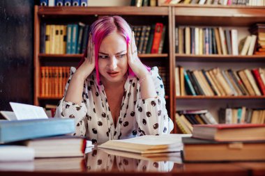 sınav çok kitap kütüphanede okur için kız hazırlanıyor