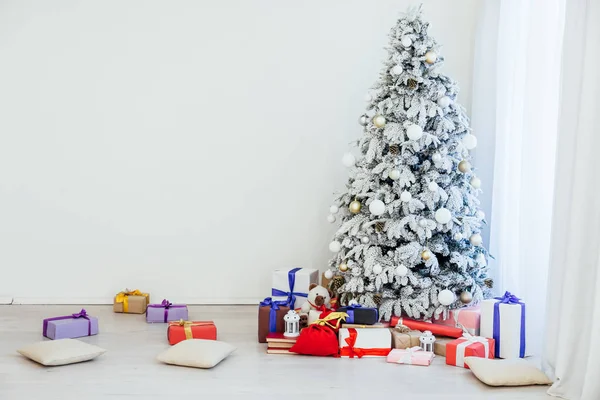 Λευκό Χριστουγεννιάτικο δέντρο νέα χρονιά παρουσιάζει διακοπές — Φωτογραφία Αρχείου