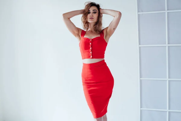 Retrato de una hermosa mujer de moda en ropa de estilo vestido rojo —  Fotos de Stock