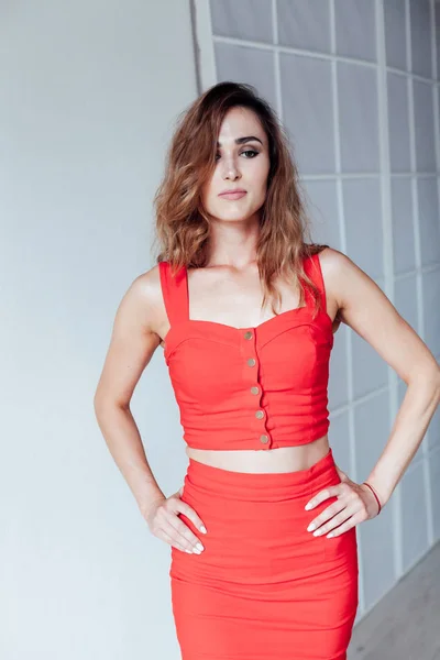 Retrato de una hermosa mujer de moda en ropa de estilo vestido rojo —  Fotos de Stock