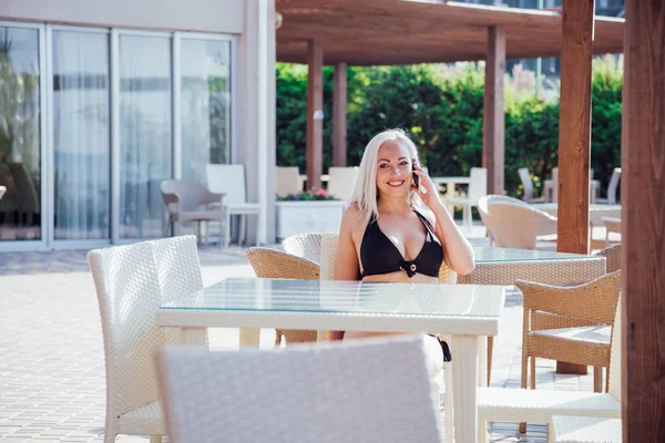 전화 통화 하는 해변 레스토랑에서 여자 — 스톡 사진