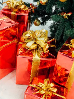 Yılbaşı ağacı altında kırmızı Noel hediyeleri