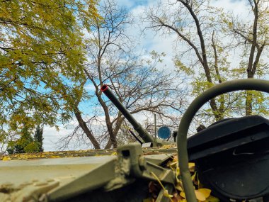 Ormanda silahlı Rus zırhlı aracı.