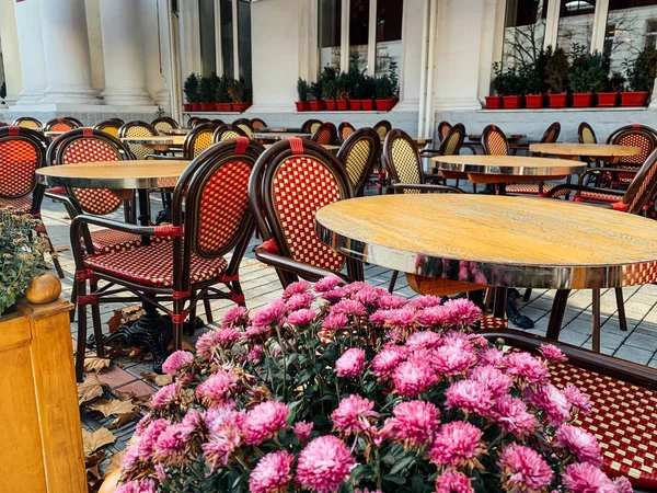 Empty street restaurant tables without people winter — Stok Foto