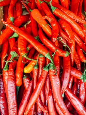 Arka plan olarak masada yemek için kırmızı biber.