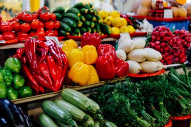 Tablo domates salatalık marul üzerinde sebze