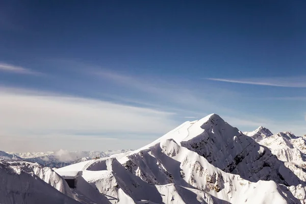 Montanhas nevadas estância de esqui viagem snowboard inverno — Fotografia de Stock