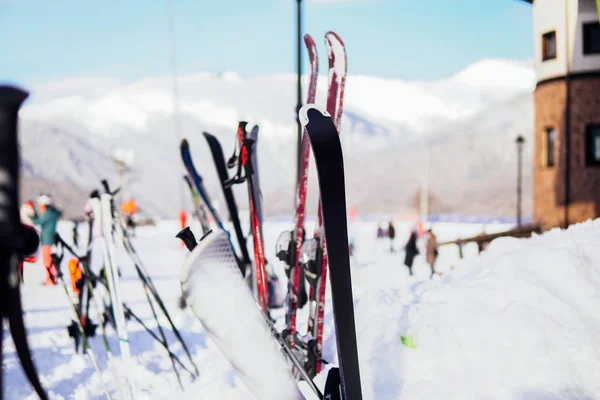 Esquís alpinos y tablas de snowboard en la estación de esquí de nieve vacaciones — Foto de Stock