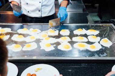 Restoranın mutfağında yumurta sarısı proteini var.