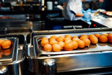 Restoranın Kahvaltı Öğle Yemeği mutfakta yumurta