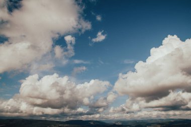 manzara güneşli gökyüzü bulutlar dağ orman ile