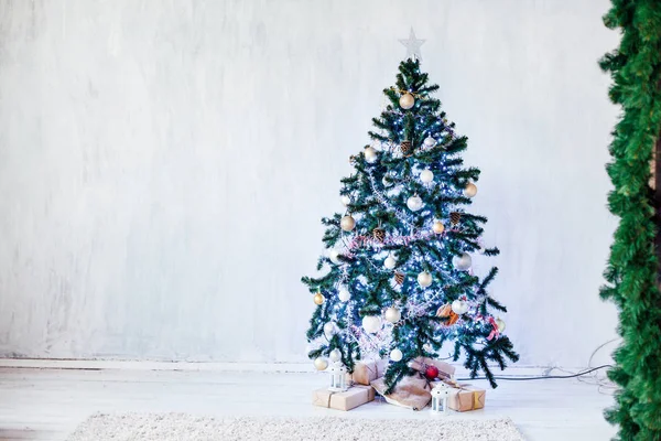 Árvore Natal Luzes Grinalda Ano Novo Feriados Interiores Presentes Inverno — Fotografia de Stock