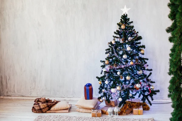 Árvore Natal Com Luzes Guirlandas Adornadas Com Feriado Ano Novo — Fotografia de Stock