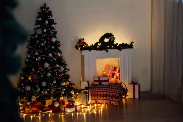 Arbre de Noël avec lumières Guirlande et cadeaux pour la nouvelle année — Photo