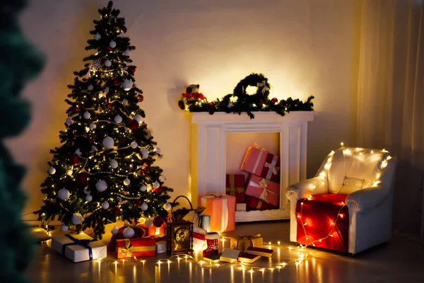 Árbol de Navidad con regalos, Guirnalda luces año nuevo vacaciones de invierno — Foto de Stock