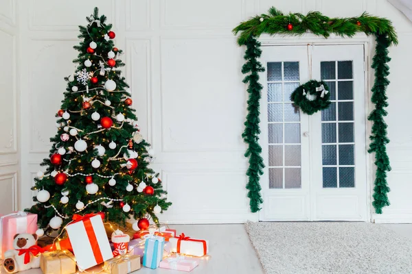 Árbol de Navidad con regalos, Guirnalda luces año nuevo vacaciones de invierno —  Fotos de Stock